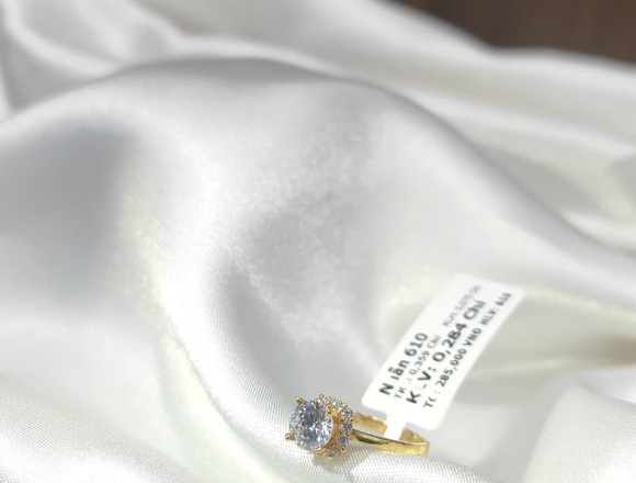 Nhẫn Đính Đá Lấp Lánh – Hoàn Hảo Trong Từng Góc Độ